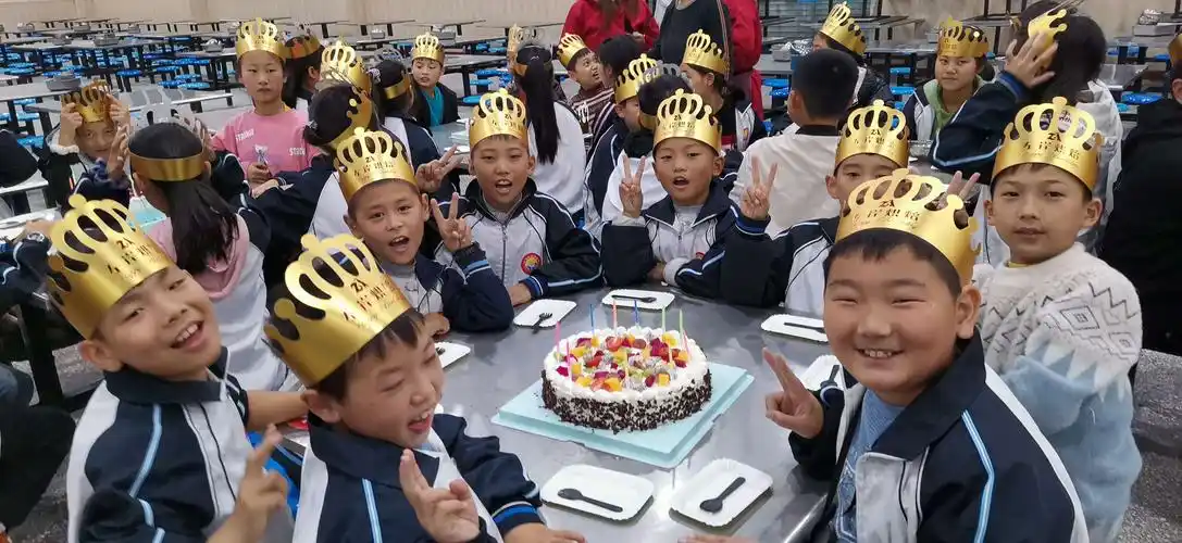 灿烂的笑脸,金色的童年------淮滨外国语学校小学生九月份集体生日