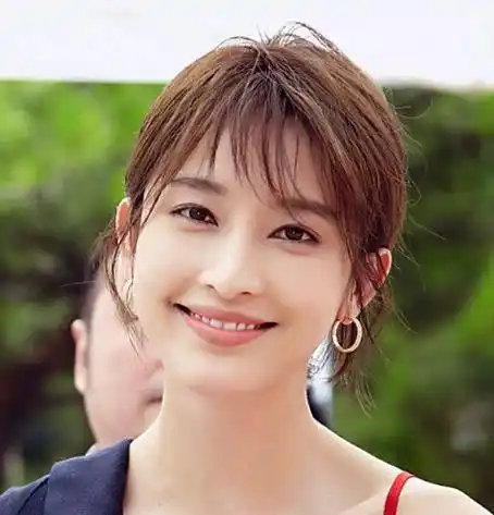 张俪朱镇模恋请曝光 长脸御姐百变短发减龄似少女