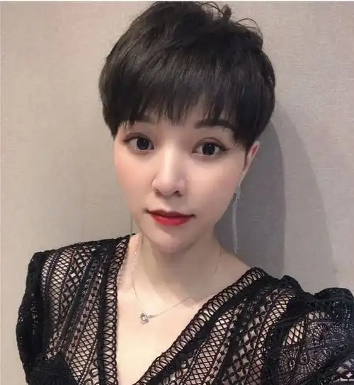奔五的女人夏天留什么短发好看?三种时尚减龄超短发,清爽又吸睛