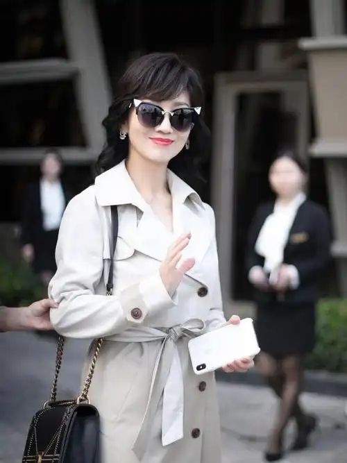 64岁赵雅芝走机场,穿卡其色风衣裙优雅又知性,美人气韵更甚从前