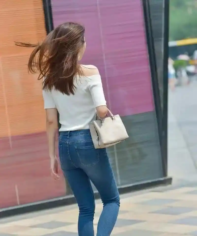 风韵动人,穿牛仔长裤的长发美女,真实的自然美惹人喜爱!