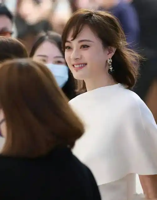 孙俪这次的长发造型确实让人耳目一新,她以往的微商发型印象被成功