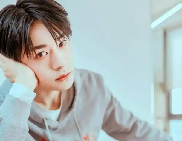 千玺的粉丝太疯狂,两人情侣合照不算啥,看到这个举动,千纸鹤崩溃了_易