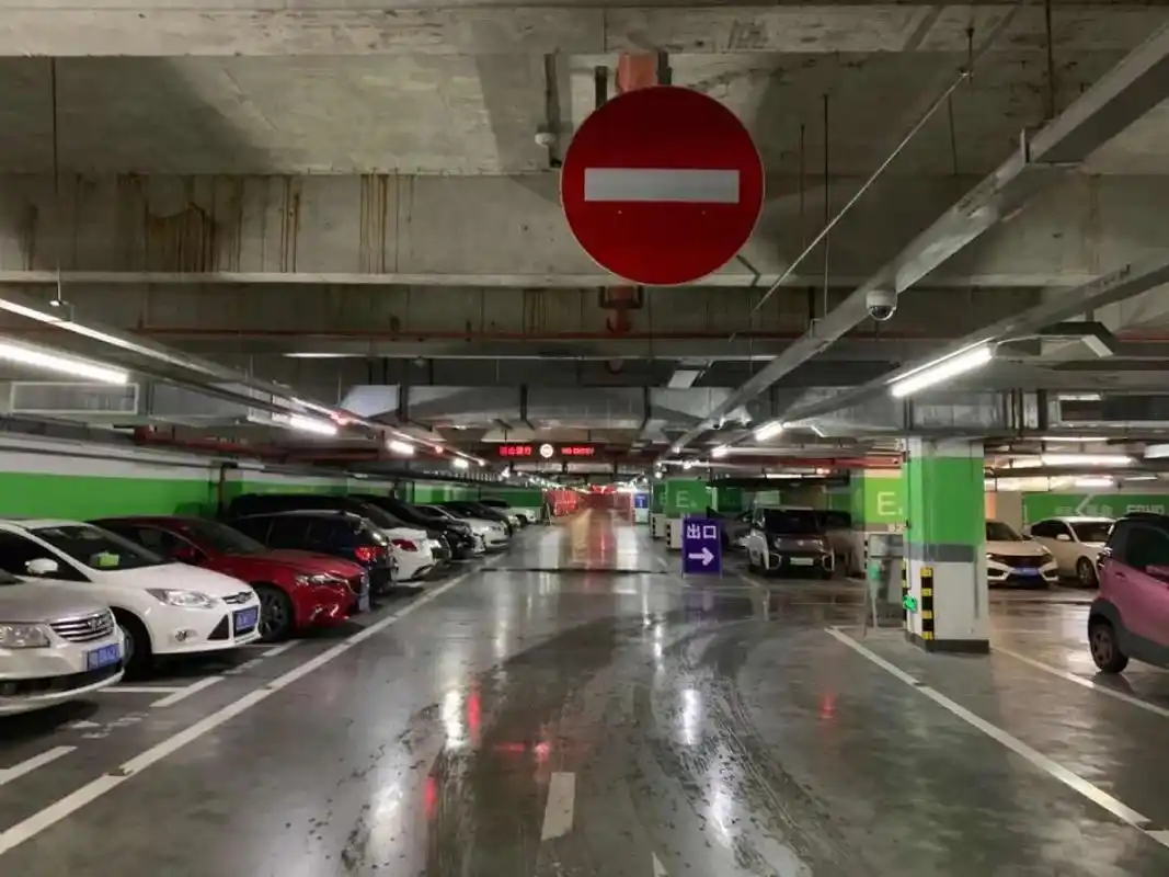 ▶图为万象城地下车库,灯光明亮,公共视频镜头随处可见.