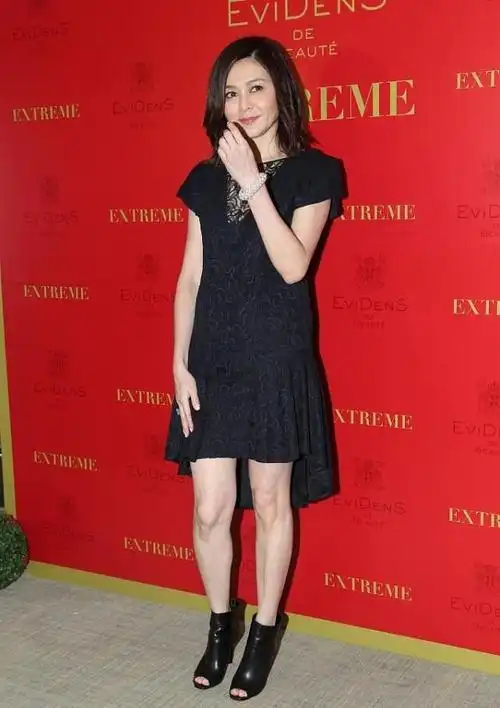 关之琳穿衣不被年龄限制白裙拼接薄纱秀身材不看脸以为是少女