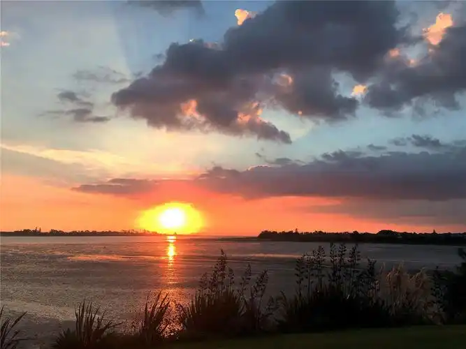 傍晚的海边小镇风景