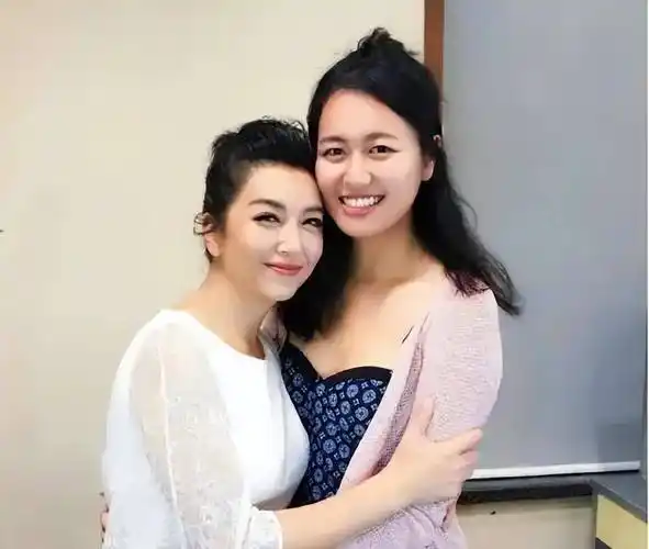 56岁江珊同框26岁女儿像姐妹,穿白裙似妙龄少女,比穿抹胸有韵味_时尚