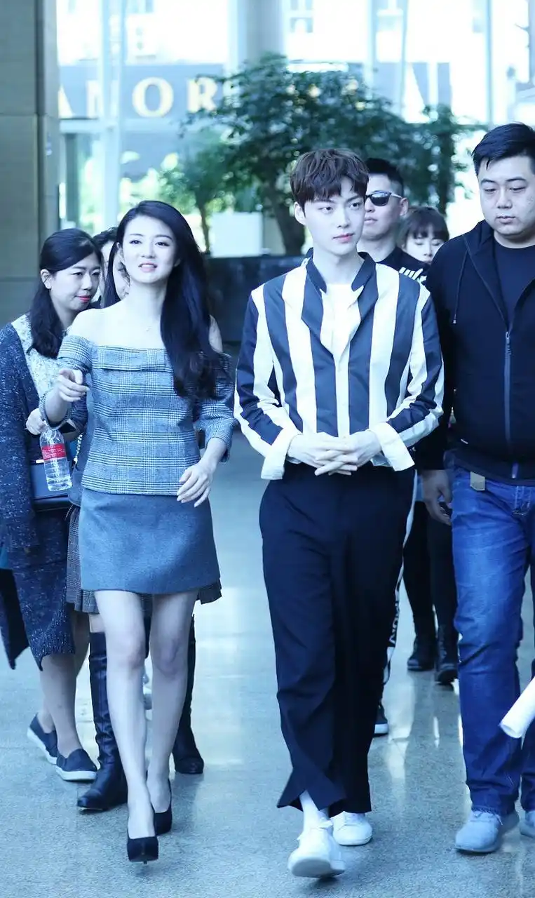 张艺兴李沁恋情曝光街头牵手逛街甜蜜恩爱   两个人也到了谈婚论嫁