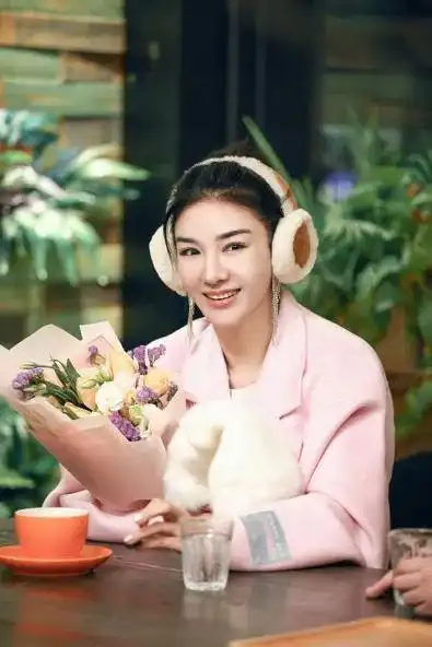 《怦然再心动》黄奕着粉衣浪漫出行 男嘉宾贴心帮挡车画面太甜腻