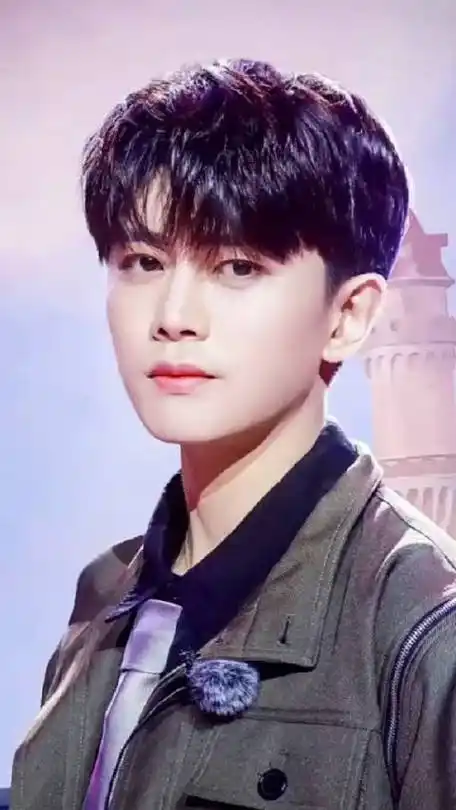 任嘉伦#非日常派对 跳舞就跳舞,笑什么笑