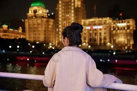 过年女生背影图片