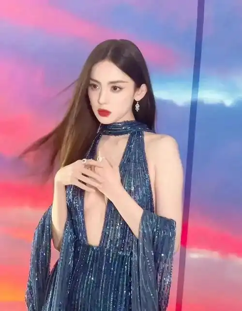 古力娜扎蓝色亮片深v高开衩长裙礼服