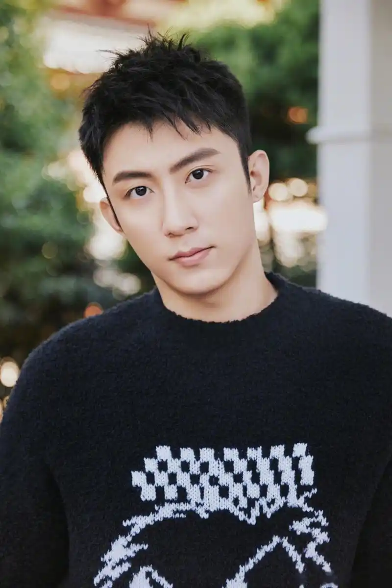 黄景瑜,1992年出生于辽宁省丹东市,身高187cm,体重80kg,毕业于辽东