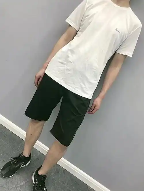 93模特175身高,130斤穿的xl～ 我感觉偏肥一点点,但是夏天他觉得