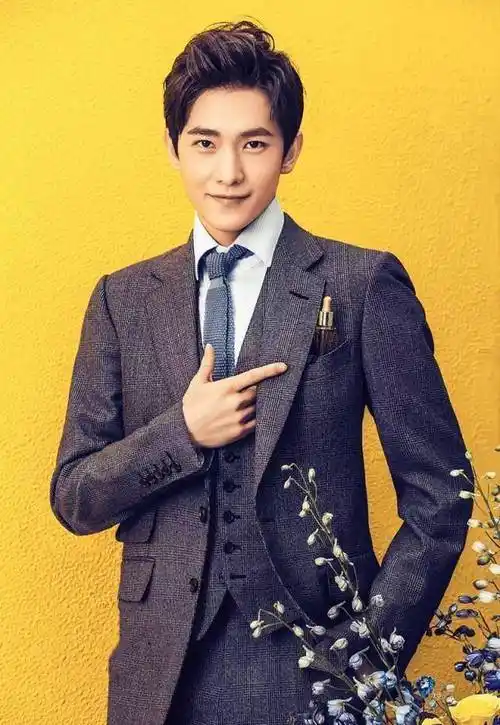 杨洋也是个心机boy!换发型后辨识度飙升,西装帅得像换了个人