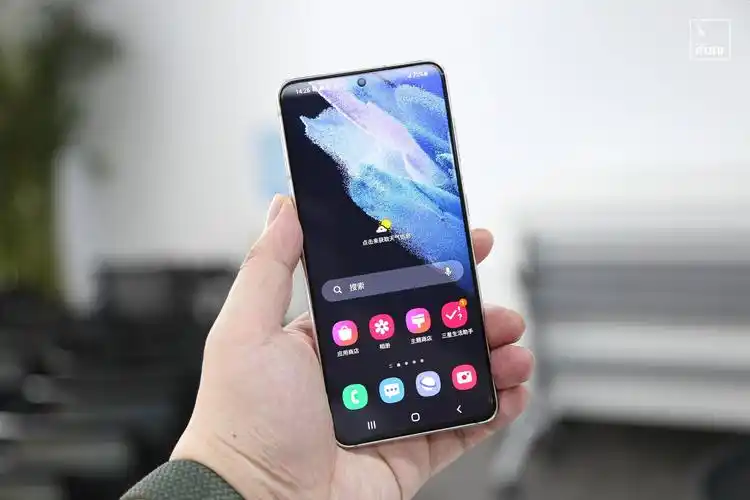 三星galaxys21系列首发上手摄像头设计很吸睛超大杯能同时开2k120hz了