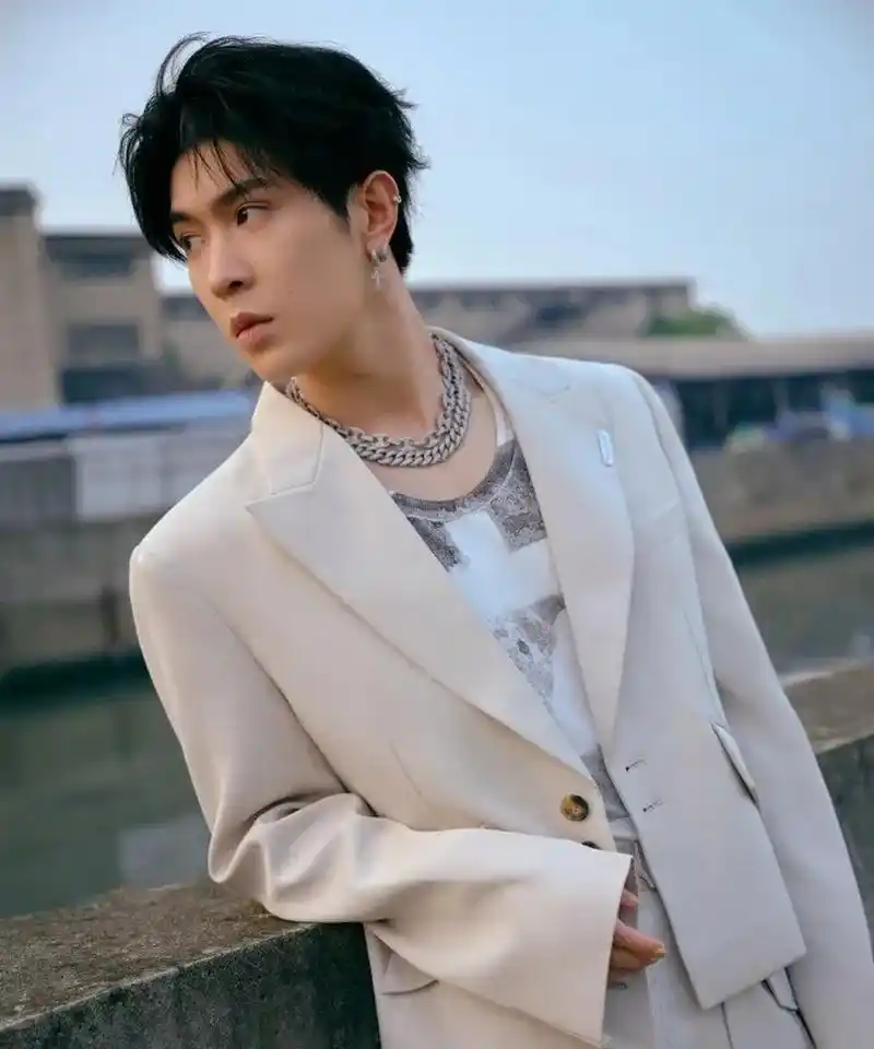 马伯骞的弟弟马仲骞好像是98年的,竟然要要结婚了,而我还是单身,人与