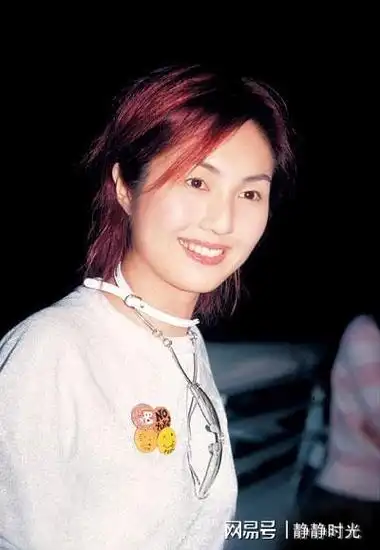 这是杨千嬅当护士时候的上班照当时她还未满20岁