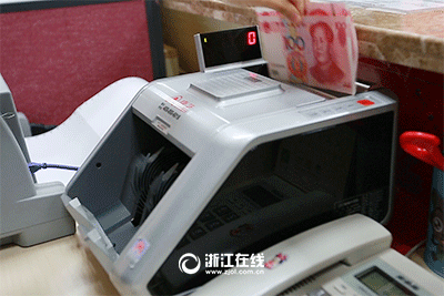 "土豪金"百元纸币被当假钞