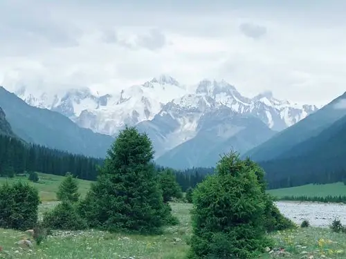 巍峨耸立的天山山脉