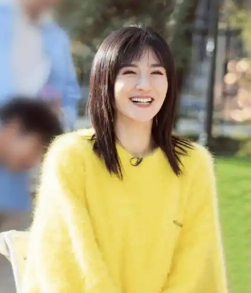 太阳女神谢娜"素颜照"曝光,离开10级美颜后,这才是39岁的模样_网友