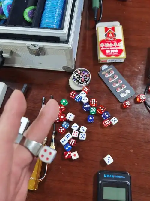 男子正慌乱的整理监视器,画面上竟清晰的显示着客厅牌桌上牌九的点数