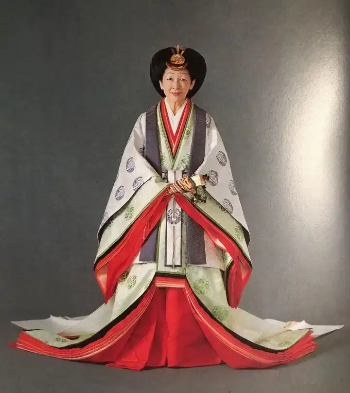 日本上皇后美智子:因平民身份被婆婆逼流产,晚年拒绝与明仁合葬