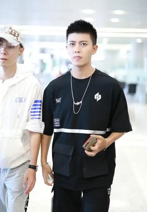 任嘉伦,他梳板寸发型又刚又帅,新造型让人不敢认,一路微笑,超级耍帅哦