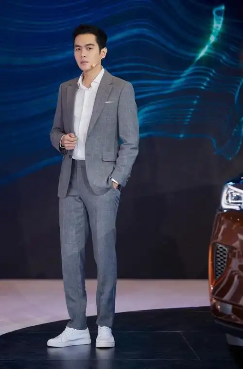 张若昀出活动真会穿,衬衫西装配小白鞋,休闲又不失职场气息