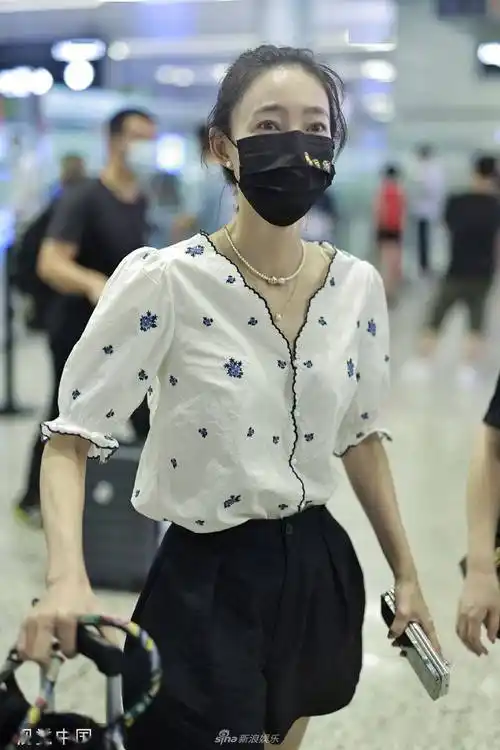 王丽坤印花白衬衣甜美可人 梳高马尾阳光清爽_机场_马尾_王丽坤