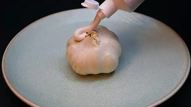 牙膏涂抹到大蒜上,没想到这么厉害,每家各户都用得上,方便实用