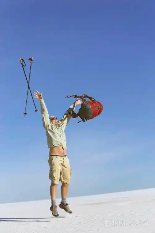 在沙漠上白色的沙丘上的旅程