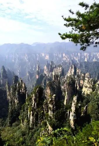 那一座座拔地而起的雄伟山峰,形态各异,险峻陡立,令人震撼.