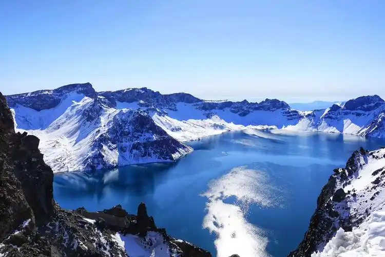 长白山山峰俯瞰,中国最深的高山火口湖__长白山天池,是中国最深的高山