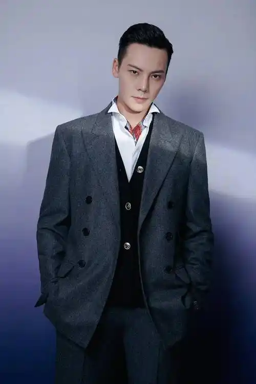 陈伟霆时尚写真:气宇不凡,英俊潇洒