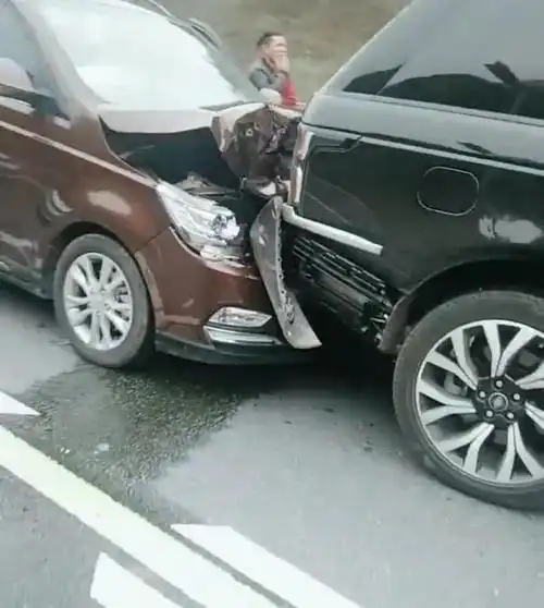 五菱宏光高速上追尾路虎揽胜看到车头后网友这就是差距