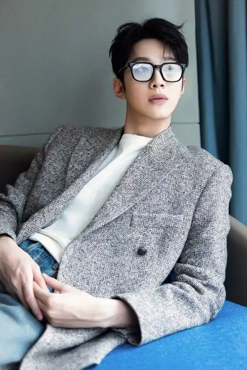 赖冠霖学长风造型释出,白净帅气,秋日男友的感觉