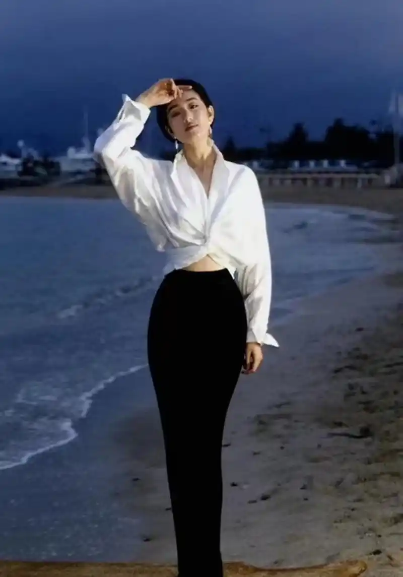 巩俐年轻时真是倾国倾城的女神,尽管美女如云,但是巩皇绝对是最璀璨最