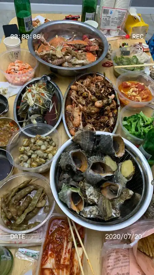 海鲜市场逛起来,一桌子丰盛的海鲜大餐辛苦曹大厨了,热烈欢送我们一家