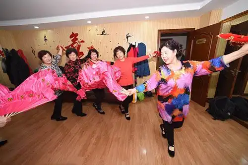 天气寒冷贻成豪庭社区把大妈广场舞搬进室内 滨海时报记者 贾磊