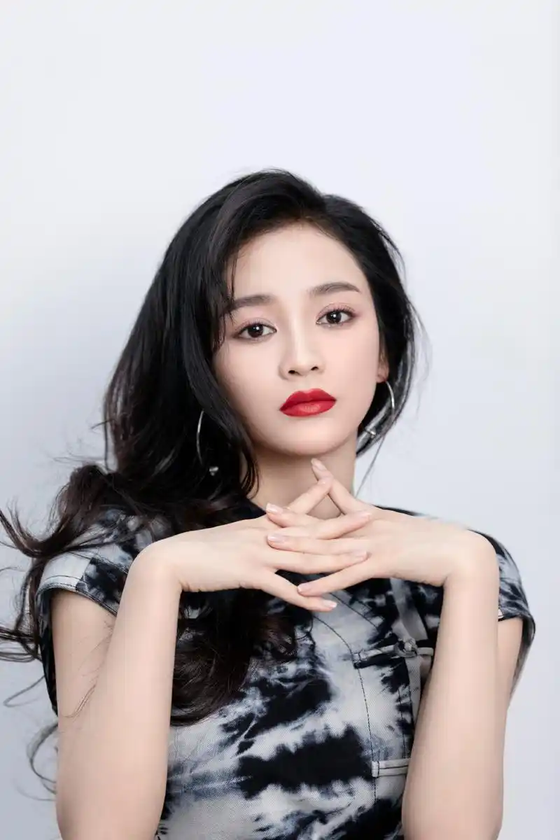 王一菲也是个"腿精",穿短旗袍蛮腰可握,不愧是杨幂看中的人