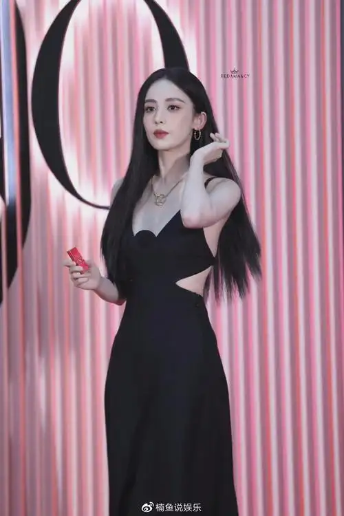 路人镜头下的古力娜扎有多美深v晚礼服尽显气质生图造型绝美