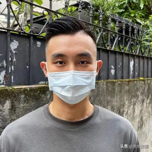 上面这款短飞机头发型,看起来非常干净利落,两边的头发铲光,中间的