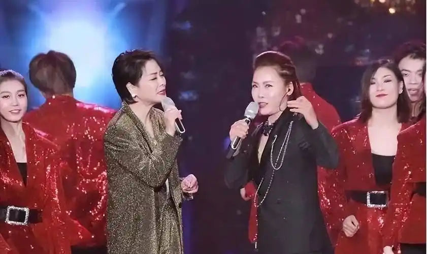 也是在这个时候,诞生了流行乐的"四大天后":韦唯,毛阿敏,田震,那英.