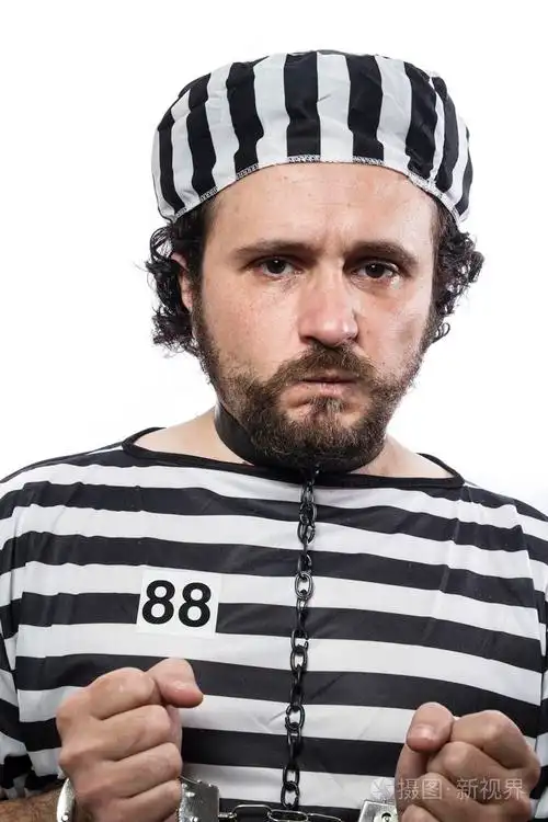 人囚犯在监狱服装
