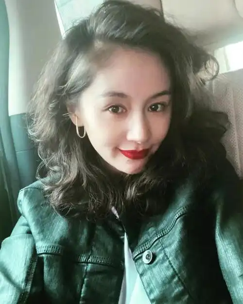 曲筱绡再现王子文晒卷发自拍双眼水灵灵甜美可爱