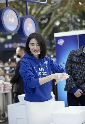 高圆圆做了妈依然少女感满满蓝色卫衣白裙搭骑士靴是仙女吧