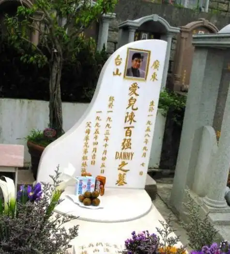 5大去世明星墓地现状,2位雕像干净两位做邻居,只有她杂草丛生