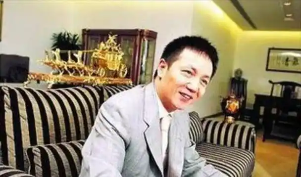 原创上海首富周正毅蹲监狱嫌热自费装空调入狱16年躺赚30亿