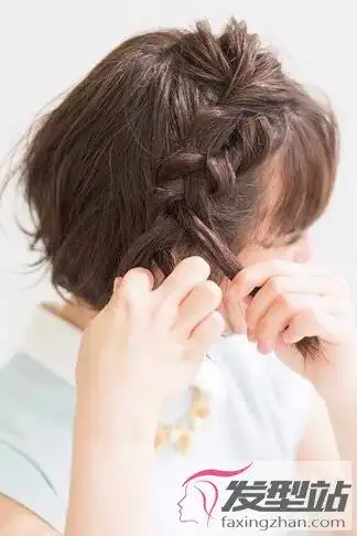 的扎法 短发发型扎法步骤,>详细内容  潮人教你齐肩短发怎么扎好看